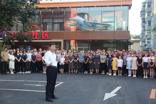 习近平总书记在沈阳牡丹社区看望志愿者  指出社区服务要搞好，“一老一幼”的工作要加强